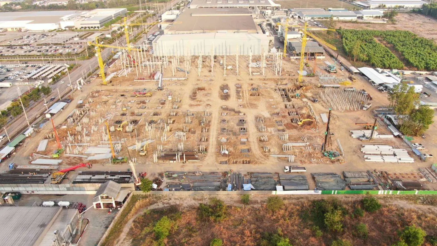 ลานหล่อชิ้นงานคอนกรีต Precast ที่หน้างาน มุมสูง