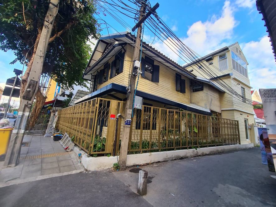 อาคารไม้อายุ 80 ปี บริเวณแยกวิสุทธิกษัตริย์ หลังปรับปรุง