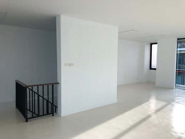 บันไดภายในอาคารหลังปรับปรุงใหม่